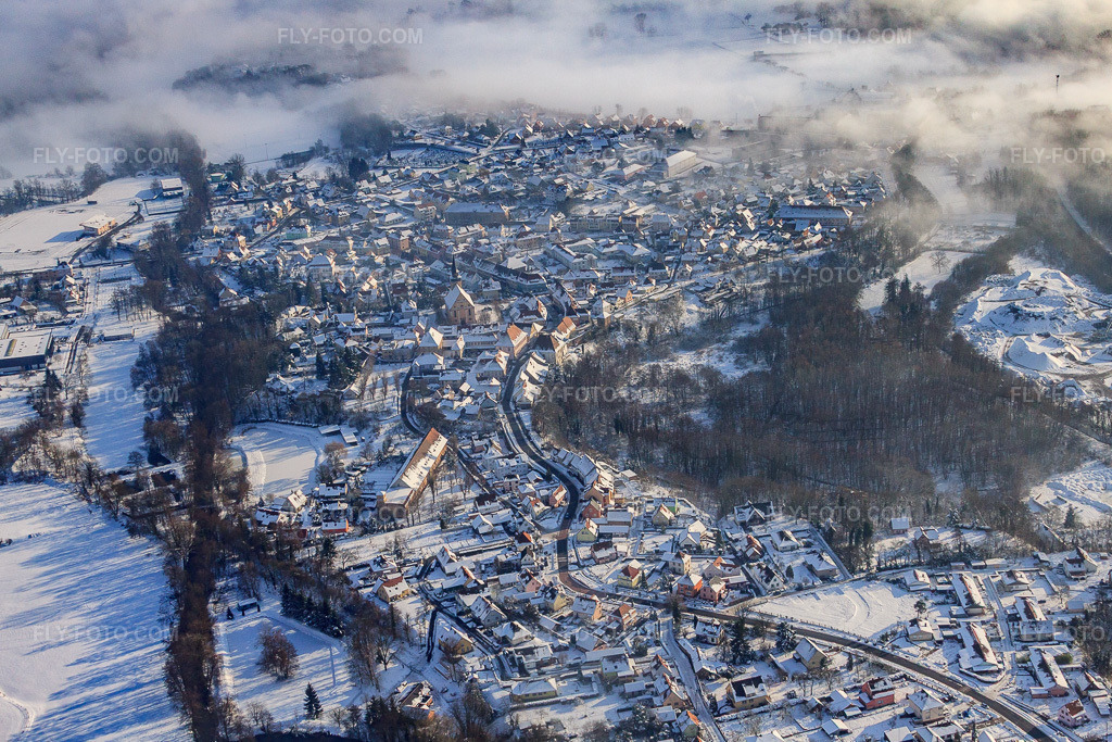Aerial view: View of the town from the west in winter with snow and fog in the district Neulauterburg in Lauterbourg in the state Bas-Rhin, France. – Photo: IMG_36143.jpg taken on 01/02/2011 by Werner Riehm/FLY-FOTO.com – Resolution of the original: 4617 x 3078 px