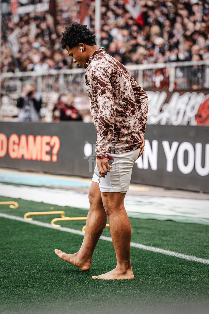 Fußball | Männer | Saison 2025/2026  | Fußball-Bundesliga | 29. Spieltag | FC St. Pauli vs. FC Bayern München | 11.04.2026 | Joel Chima Fujita (#16, FC St. Pauli) Barfuss vor dem Spiel auf dem Rasen