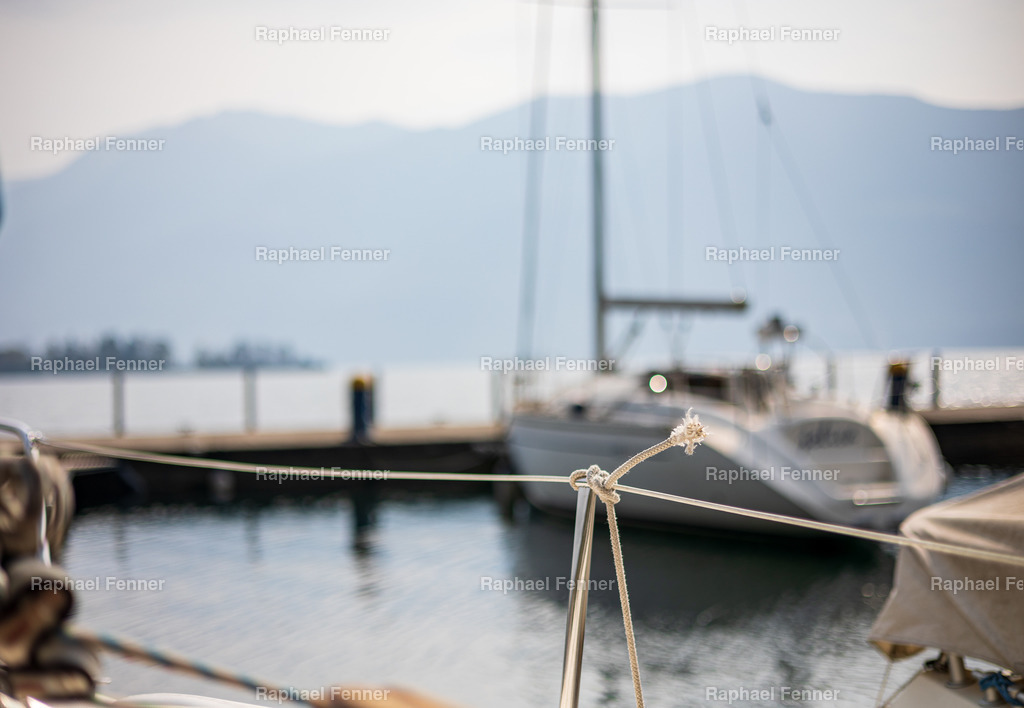 Im Hafen von Porto Ronco | Erlebe eindrucksvolle Landschaftsfotografie aus dem Engadin und darüber hinaus. Raphael Fenner bietet zudem professionelle Fotoaufträge für Hochzeiten, Porträts und Unternehmen. Jetzt entdecken und inspirieren lassen!