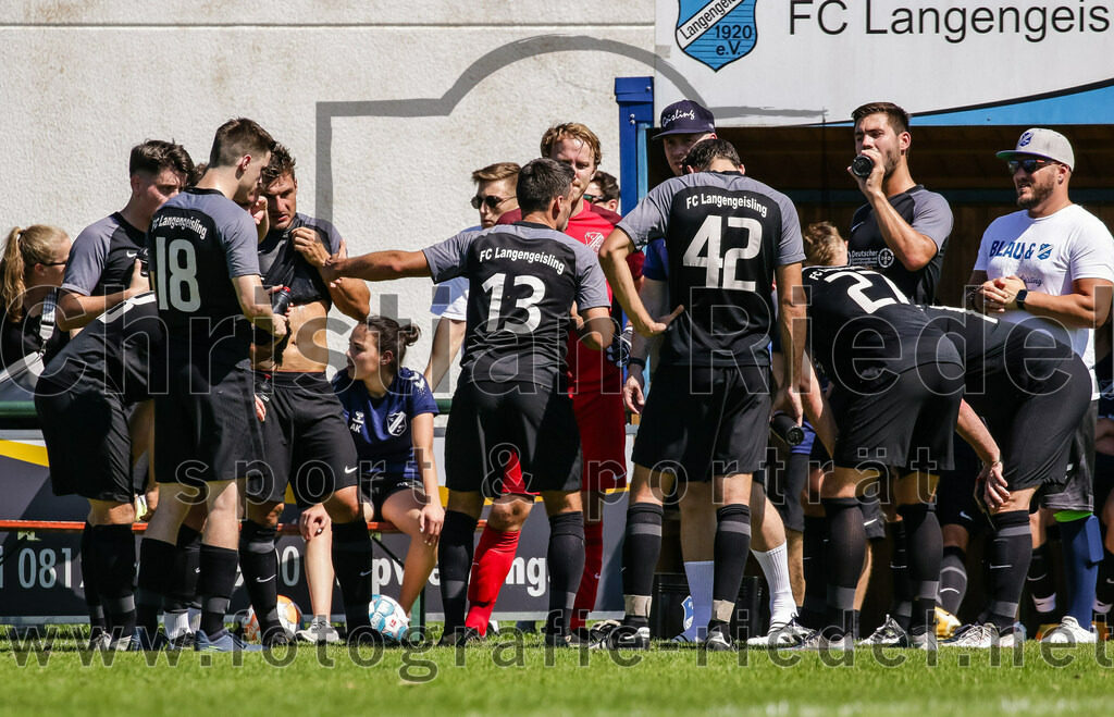 2023-08-12_073_FC_Langengeisling_gegen_ESV_Freilassing | Erding, Deutschland, 12.08.2023:
Fußball, Bezirksliga Oberbayern Ost 2023 / 2024, 4. Spieltag, FC Langengeisling gegen ESV Freilassing, Endergebnis: 2:1

Paul Bucher (FC Langengeisling, #18), Andreas Buchberger (FC Langengeisling, #5), Maximilian Hintermaier (FC Langengeisling, #13), Torwart Christian Bernhardt (FC Langengeisling, #1), Severin Stenzel (FC Langengeisling, #42), Maximilian Birnbeck (FC Langengeisling, #27)

Foto: Christian Riedel / fotografie-riedel.net