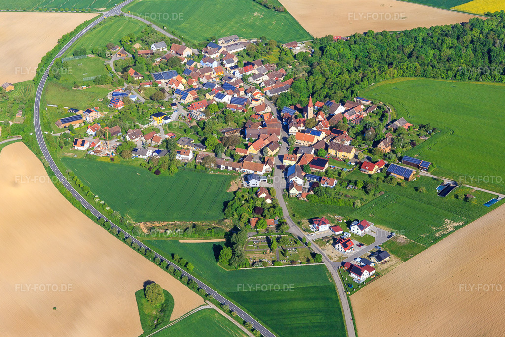 Luftbild: Dorfansicht am Morgen aus Südosten im Ortsteil Finsterlohr in Creglingen im Bundesland Baden-Württemberg in Deutschland. Foto: IMG_146489.jpg vom 10.05.2025 durch Werner Riehm/FLY-FOTO.de