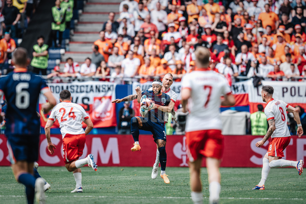 Fußball | Herren | UEFA-Fußball-Europameisterschaft 2024 | Gruppe D | Polen vs. Niederlande | 16.06.2024 | Bartosz Salamon (#2, Polen) hinten gegen Memphis Depay (#10, Niederlande)