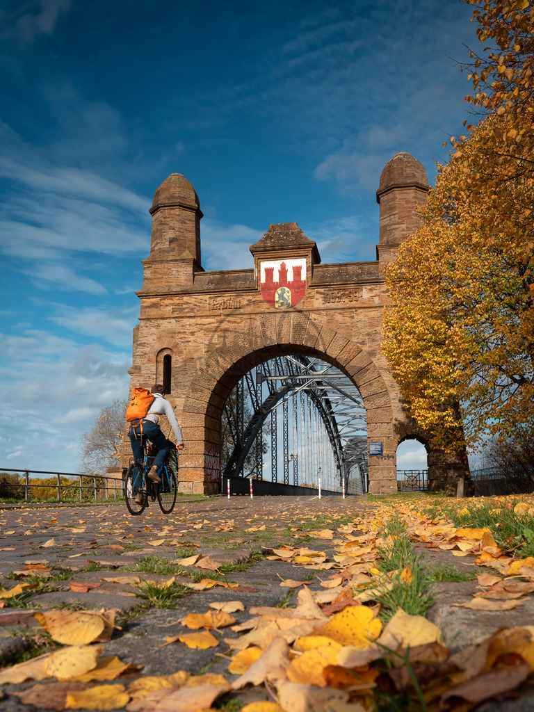 Herbst Elbbrücke Radfahrer | Exklusive Hamburg collagen, tolle Segelbilder und viele weitere tolle Motive auf Leinwand, Poster, Alu-Dibond, u.v.m. findet Ihr bei uns auf hamburgbild.de. Findet Euer Wandbild für Euer Zuhause, Büro oder die  Praxis…. - Realisiert mit Pictrs.com