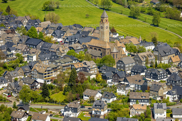 Schmallenberg240505452 | Luftbild, kath. Kirche St. Alexander und historische Häuser, Schmallenberg, Sauerland, Nordrhein-Westfalen, Deutschland