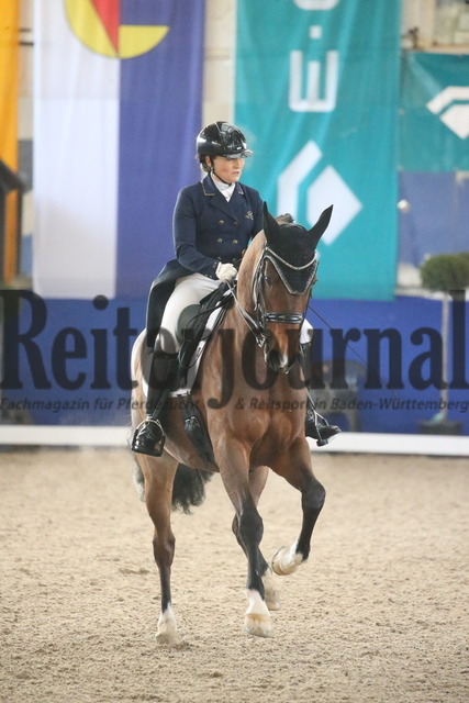 Pforzheim_2022_Dressurprüfung_Kl.S_Katrin Burger_Valentino vR (9) | Alle Fotos der Reiterjournal Fotografin Doris Matthaes im Reiterjournal Online-Fotoshop. - Realisiert mit Pictrs.com