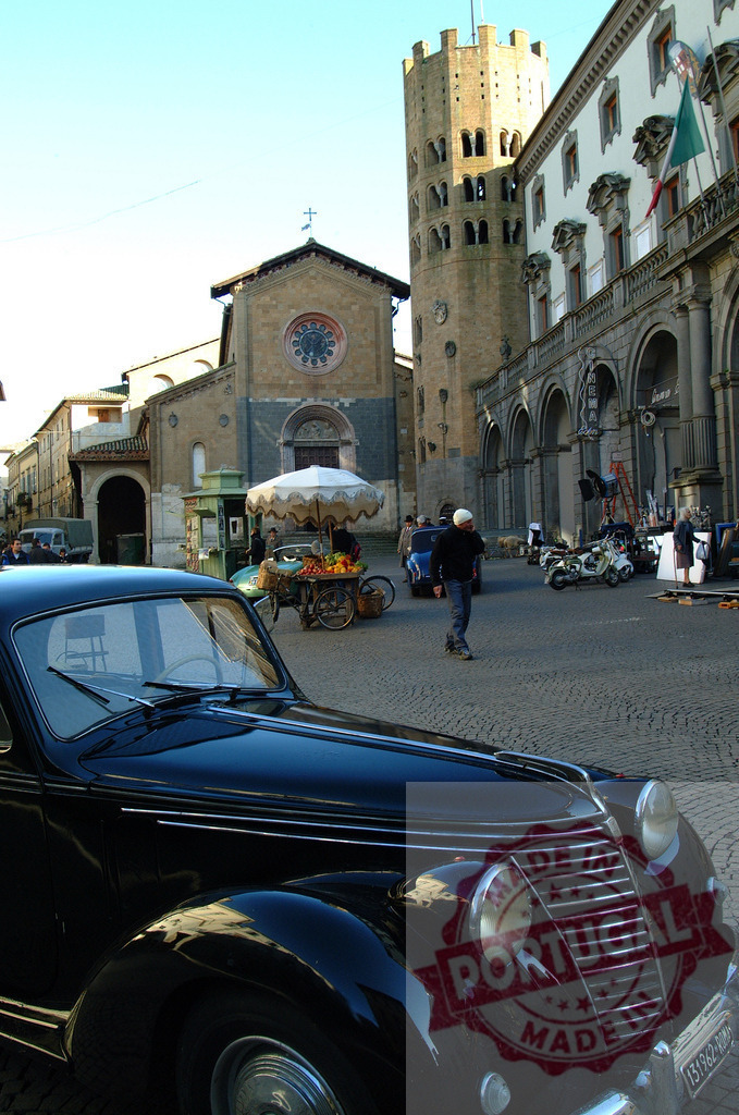 Historic street view of Orvieto Cathedral in Italy | Medieval architecture and vintage car creating nostalgic atmosphere in Italian town square - Realisiert mit Pictrs.com
