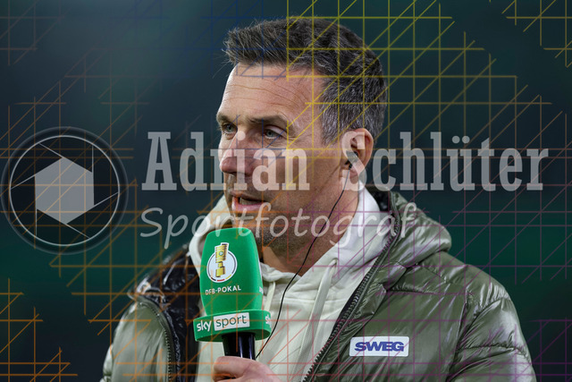 Borussia Mönchengladbach vs Karlsruher SC - DFB-Pokal 2. Runde | Mönchengladbach, Deutschland, 28.10.25:   Trainer Christian Eichner im Interview waehrend des Spiels der DFB-Pokal 2. Runde zwischen Borussia Mönchengladbach vs Karlsruher SC im Stadion im Borussia Park(Foto von Brauer-Fotoagentur / Adrian Schlueter)