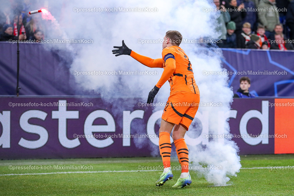 UCL10122401091 | 10.12.2024, Fußball, UEFA Champions League, Schachtar Donezk - FC Bayern München, Arena AufSchalke Gelsenkirchen, 8. Spieltag Saison 2024 2025: Artem Bondarenko (Schachtar Donezk #21) wirft bengalisches Feuer Pyrotechnik Fackel vom SpielfeldDFB regulations prohibit any use of photographs as image sequences and or quasi-video.