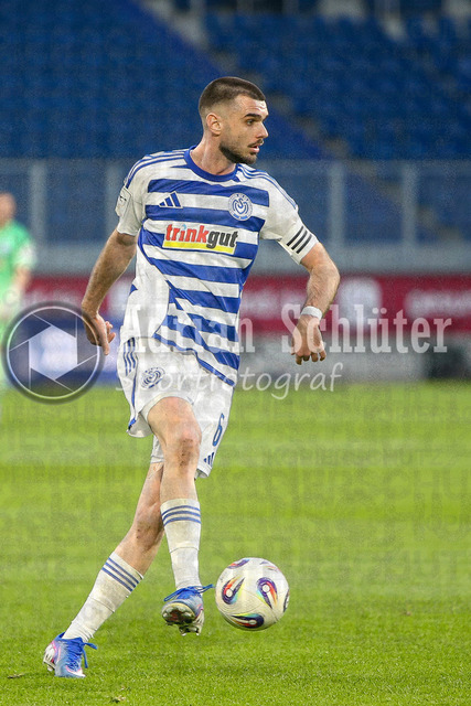 07.04.2026, GER, Fussball, Herren, 3. Liga, Saison 2025/2026, MSV Duisburg - VfL Osnabrück | Rasim Bulic (MSV Duisburg) in Aktion am Ball, Einzelaktion 