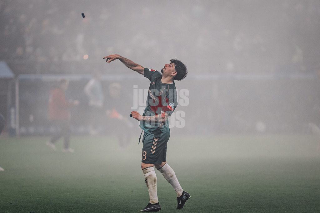 Fußball | Männer | Saison 2025/2026 | 1. Fußball-Bundesliga | 13. Spieltag | Hamburger SV vs. SV Werder Bremen | 07.12.2025 | Cameron Puertas (#18, SV Werder Bremen) entsorgt Pyrotechnik Feuerwerk der HSV Fans