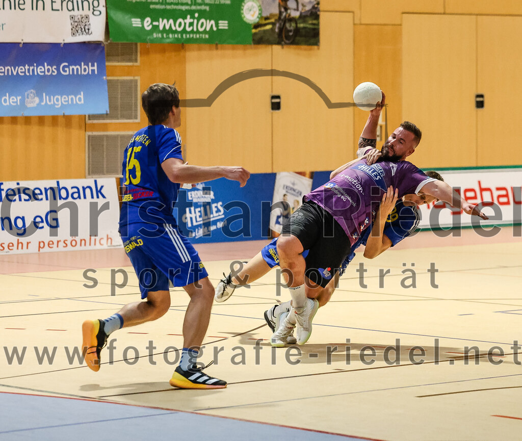 2024-10-13_083_SpVgg_Altenerding_gegen_SSG_Metten | Erding, Deutschland, 13.10.2024:Handball, Bezirksoberliga Männer 2024 / 2025, 4. Spieltag, SpVgg Altenerding gegen SSG Metten, Endergebnis: 40:22Florian Sedlmeier (SSG Metten, #15), Sebastian Forster (SpVgg Altenerding, #13)Foto: Christian Riedel / fotografie-riedel.net