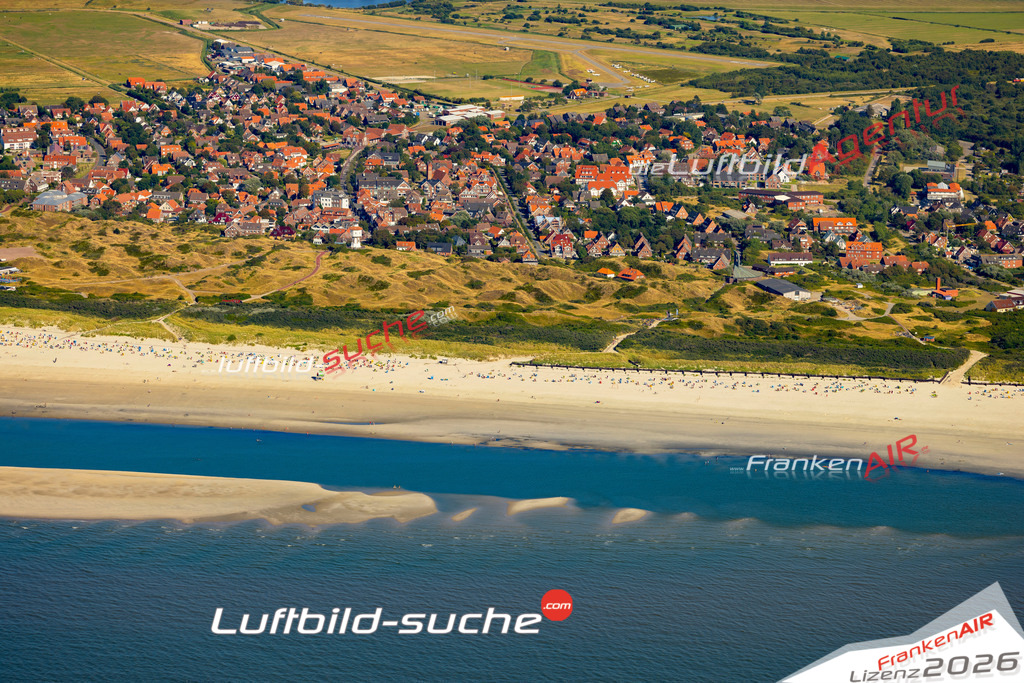 Aktuelles Luftbild von  Langeoog - Die Luftaufnahme wurde 2022 mittels UL-Flugzeug erstellt ( keine Drohne ) - hochauflösende Kamera-Systeme von  Canon -Beste Qualität - Für grossformatige Ausdrucke geeignet. Die Geschenkidee !