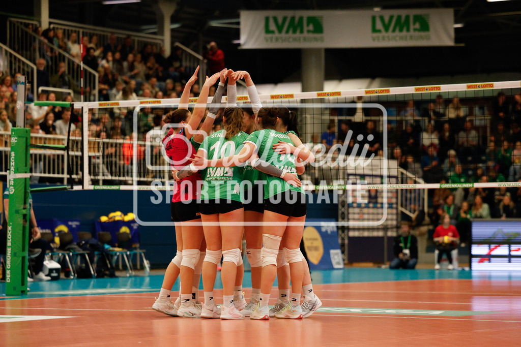 Volleyball I Frauen I Saison 2025-2026 I Bundesliga I 17. Spieltag I USC Münster - VfB Suhl LOTTO Thüringen I 07.02.2026-38 | Pippa Molenaar (1, USC Münster) Amelie Strothoff (10, USC Münster) Lena Schultze (16, USC Münster) - Realisiert mit Pictrs.com