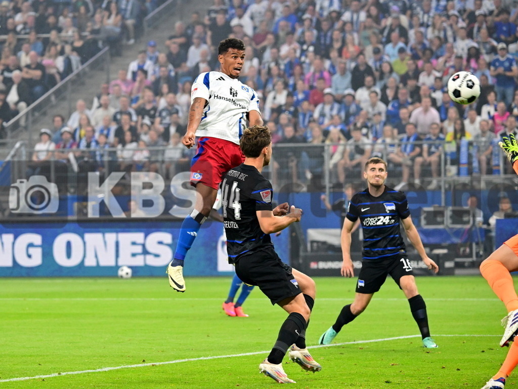 KBS Picture_HSV-HerthaBSC_036 | v.l. Koenigsdoerffer Ransford-Yeboah (HSV) macht hier das 1:0 gegen Gechter Linus (Hertha BSC) und Kenny Jonjoe (Hertha BSC) ,Sportplatz :  Volksparkstadion, - Realisiert mit Pictrs.com