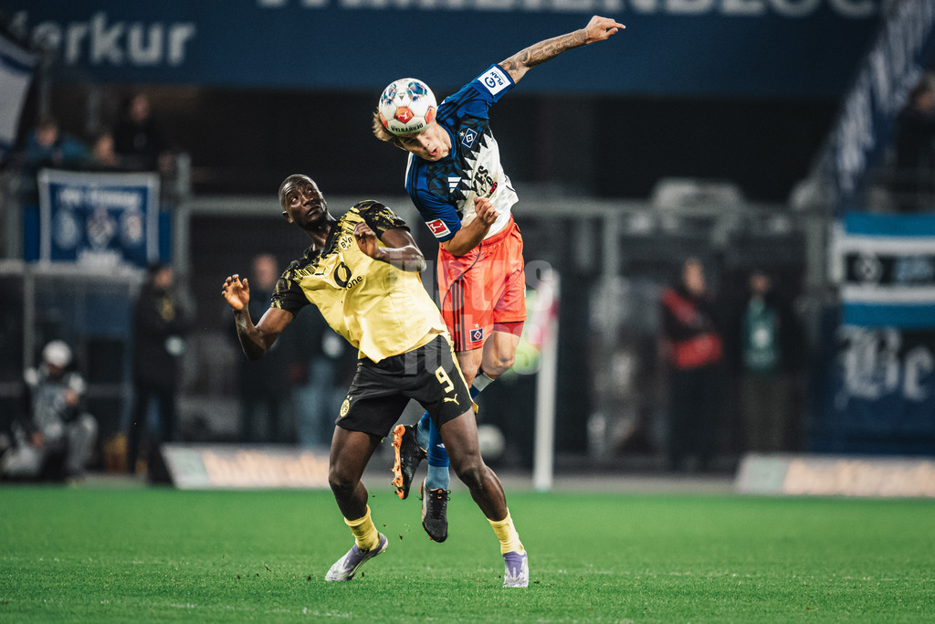 Fußball | Männer | Saison 2025/2026 | 1. Fußball-Bundesliga | 10. Spieltag | Hamburger SV vs. Borussia Dortmund | 08.11.2025 | v.l. Serhou Guirassy (#9, Borussia Dortmund) gegen Luka Vuskovic (#44, HSV) Kopfball