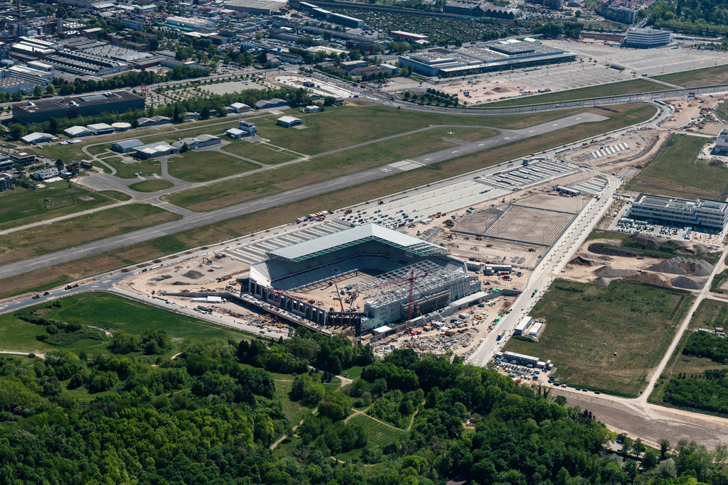 dr__0051475.jpg | FREIBURG IM BREISGAU 22.04.2020 Neubau- Baustelle am Sportstätten-Gelände des Stadion " SC-Stadion " der Stadion Freiburg Objektträger GmbH & Co. KG (SFG) im Ortsteil Brühl in Freiburg im Breisgau im Bundesland Baden-Württemberg, Deutschland. Weiterführende Informationen bei: HPP Architekten GmbH,  Hans Rinninger u. Sohn GmbH u. Co. KG,  Knippers Helbig GmbH,  Köster GmbH,  Sport-Club Freiburg e.V.,  club L94 landschaftsarchitekten GmbH. // Construction site on the sports ground of the stadium " SC-Stadion " of Stadion Freiburg Objekttraeger GmbH & Co. KG (SFG) in the district Bruehl in Freiburg im Breisgau in the state Baden-Wurttemberg, Germany. Further information at: HPP Architekten GmbH,  Hans Rinninger u. Sohn GmbH u. Co. KG,  Knippers Helbig GmbH,  Koester GmbH,  Sport-Club Freiburg e.V.,  club L94 landschaftsarchitekten GmbH. Foto: Daniel Reiter