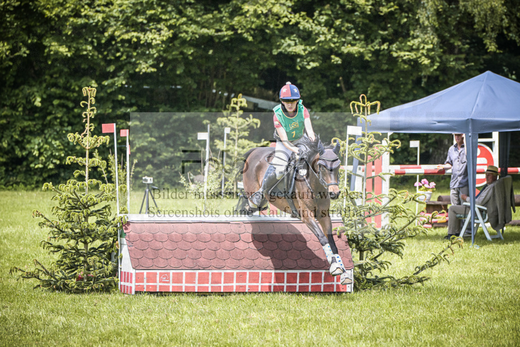 DOS_5992 | Entdecke hochwertige Reitturnierfotos von Foto Oger. Professionell, emotional und authentisch – jetzt Lieblingsmomente im Shop bestellen.Deutschlandweite Turnierfotografie. - Realisiert mit Pictrs.com