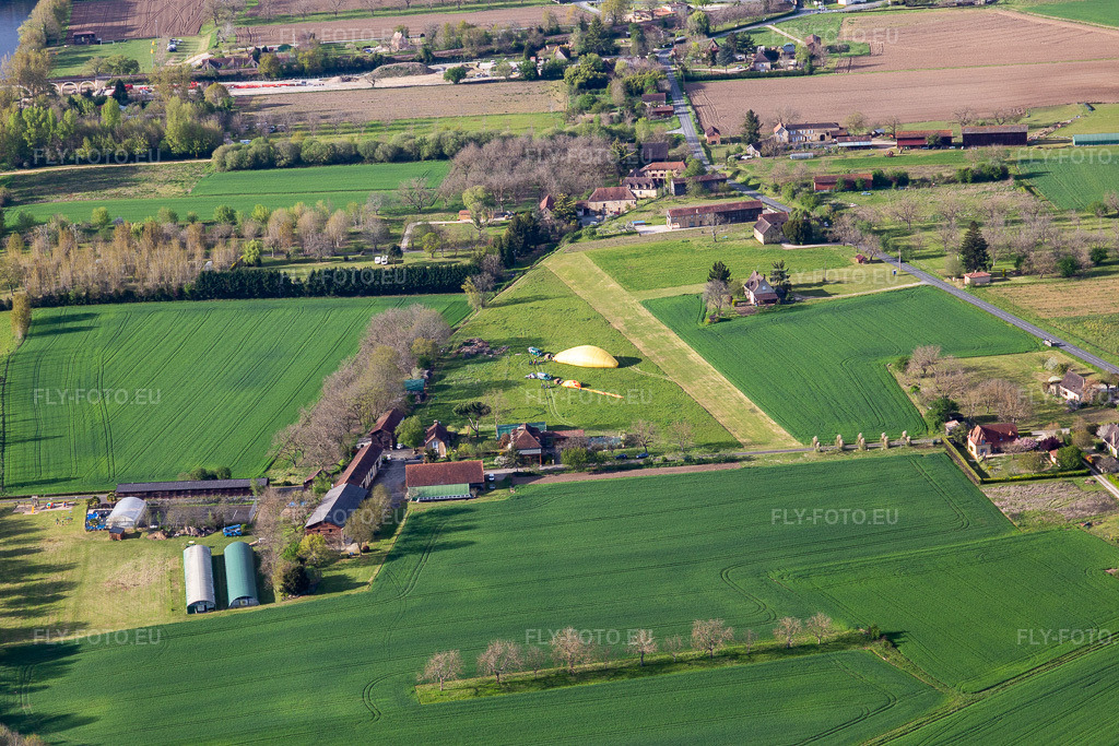 Vue aérienne: Lancement de ballon à Vézac dans le département Dordogne, France. Photo: IMG_113487.jpg prise le 16/04/2019 par Werner Riehm/FLY-FOTO.eu – Résolution de l'original: 5472 x 3648 px