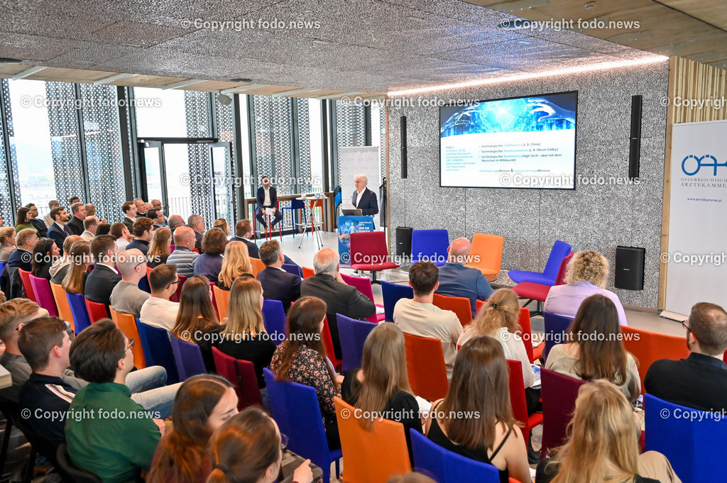 BKAÄ-Enquete_ JKU Med Campus I_ 10.05.2023-8 | 10.05.2023, Linz, AUT, JKU medLOFT, Arbeitsplatz Spital, wie die Jungen künftig arbeiten wollen, im Bild Reinhold Popp (Univ. Prov., Zukunftsforscher), Zuhörer