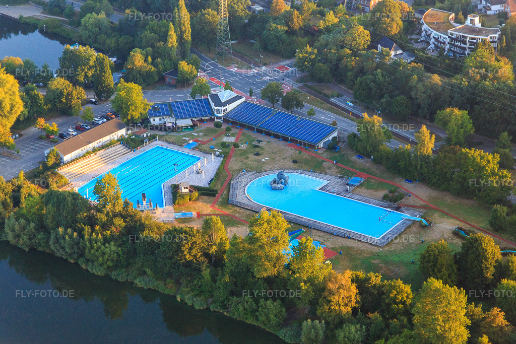 Luftbild: Freizeitbad Geesthacht an der Elbe in Geesthacht im Bundesland Schleswig-Holstein in Deutschland. – Foto: IMG_110208.jpg vom 18.08.2018 durch Werner Riehm/FLY-FOTO.de – Auflösung des Originals: 5472 x 3648 px – WWW.FREIZEITBAD-GEESTHACHT.DE