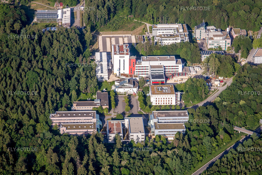 Campus- Gebäude der Universität Ulm | Luftbild: Campus- Gebäude der Universität Ulm im Ortsteil Eselsberg in Ulm im Bundesland Baden-Württemberg in Deutschland. Foto: IMG_67255.jpg vom 08.06.2014 durch Werner Riehm/FLY-FOTO.de - Realisiert mit Pictrs.com
