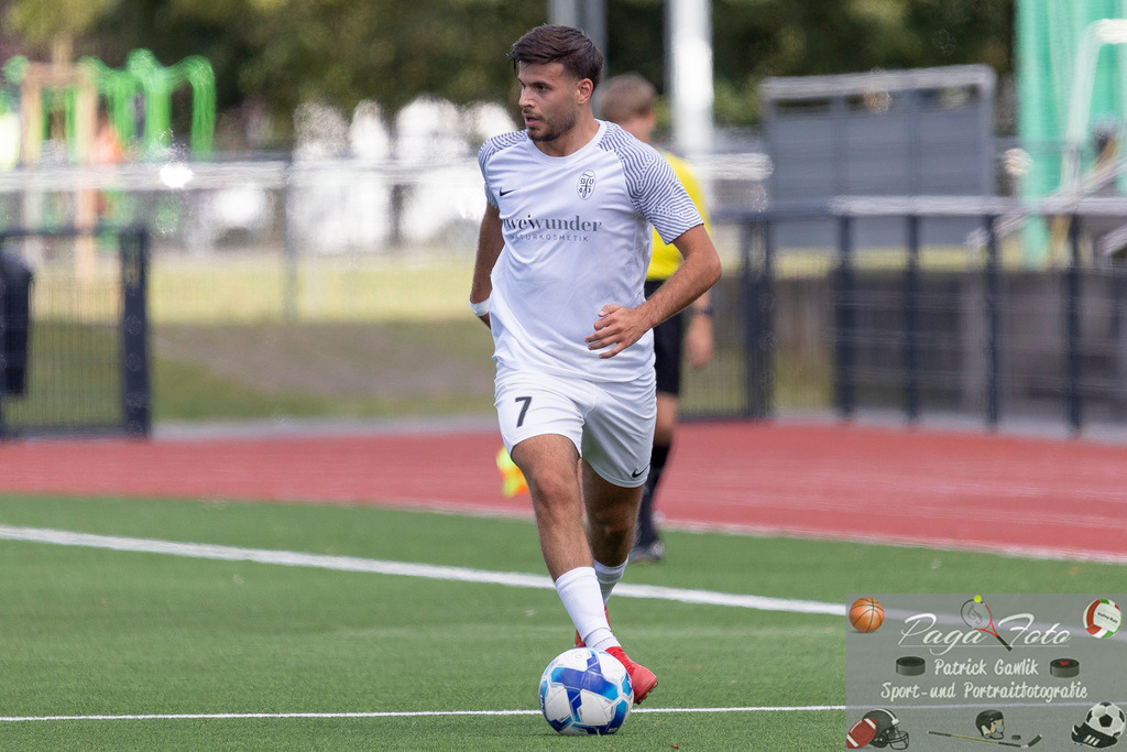 Testspiel: Spvgg. 03 Fechenheim - Türk Gücü Friedberg, 13.07.2024 | Giovanbattista Pedace (Spvgg. 03 Fechenheim #7) mit Ball, Freisteller, Portrait / Porträt, Spvgg. 03 Fechenheim - Türk Gücü Friedberg, Frankfurt am Main, Sportanlage Birsteiner Straße, 13.7.2024 - Realisiert mit Pictrs.com