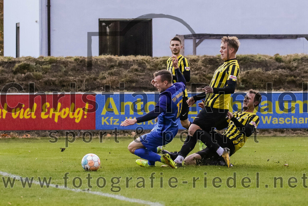 2023-11-11_093_FC_Moosinning_gegen_TSV_Peterskirchen | Moosinning, Deutschland, 11.11.2023:
Fußball, Bezirksliga Oberbayern Ost 2023 / 2024, 17. Spieltag, FC Moosinning gegen TSV Peterskirchen, Endergebnis: 5:0

Thomas Maier (TSV Peterskirchen, #17), Stefan Haas (FC Moosinning, #8), Thomas Auerweck (FC Moosinning, #19)

Foto: Christian Riedel / fotografie-riedel.net