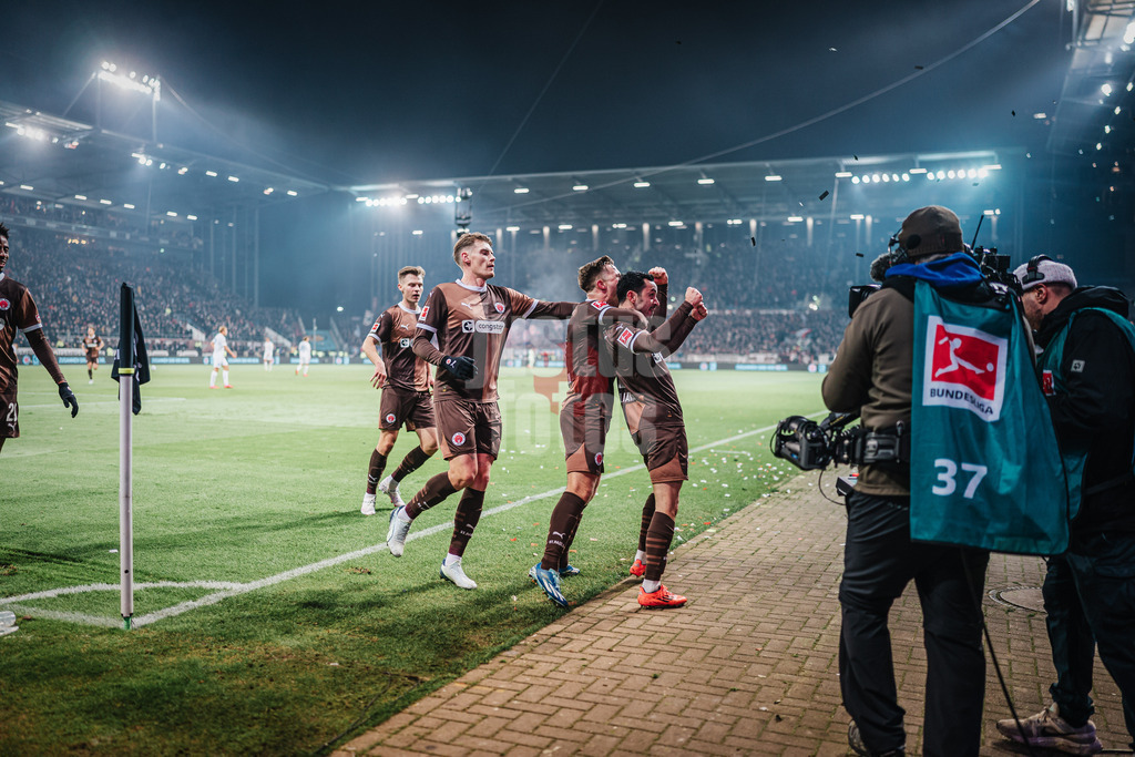 Fußball | Männer | Saison 2024/2025  | Fußball-Bundesliga | 12. Spieltag | FC St. Pauli vs. Holstein Kiel | 29.11.2024 | Manolis Saliakas (#2, FC St. Pauli) schießt das Tor zum 1:0 und jubelt