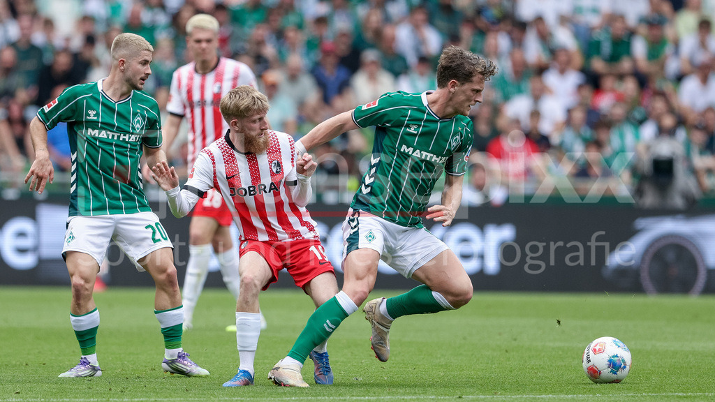 Fussball, Bundesliga, SV Werder Bremen - SC Freiburg | v.li.: Romano Schmid (SV Werder Bremen, 20), Jan-Niklas Beste (SC Freiburg, 19) und Jens Stage (SV Werder Bremen, 6) im Zweikampf, Duell, Dynamik, Aktion, Action, Spielszene, DIE DFL-RICHTLINIEN UNTERSAGEN JEGLICHE NUTZUNG VON FOTOS ALS SEQUENZBILDER UND/ODER VIDEOÄHNLICHE FOTOSTRECKEN. DFL REGULATIONS PROHIBIT ANY USE OF PHOTOGRAPHS AS IMAGE SEQUENCES AND/OR QUASI-VIDEO.