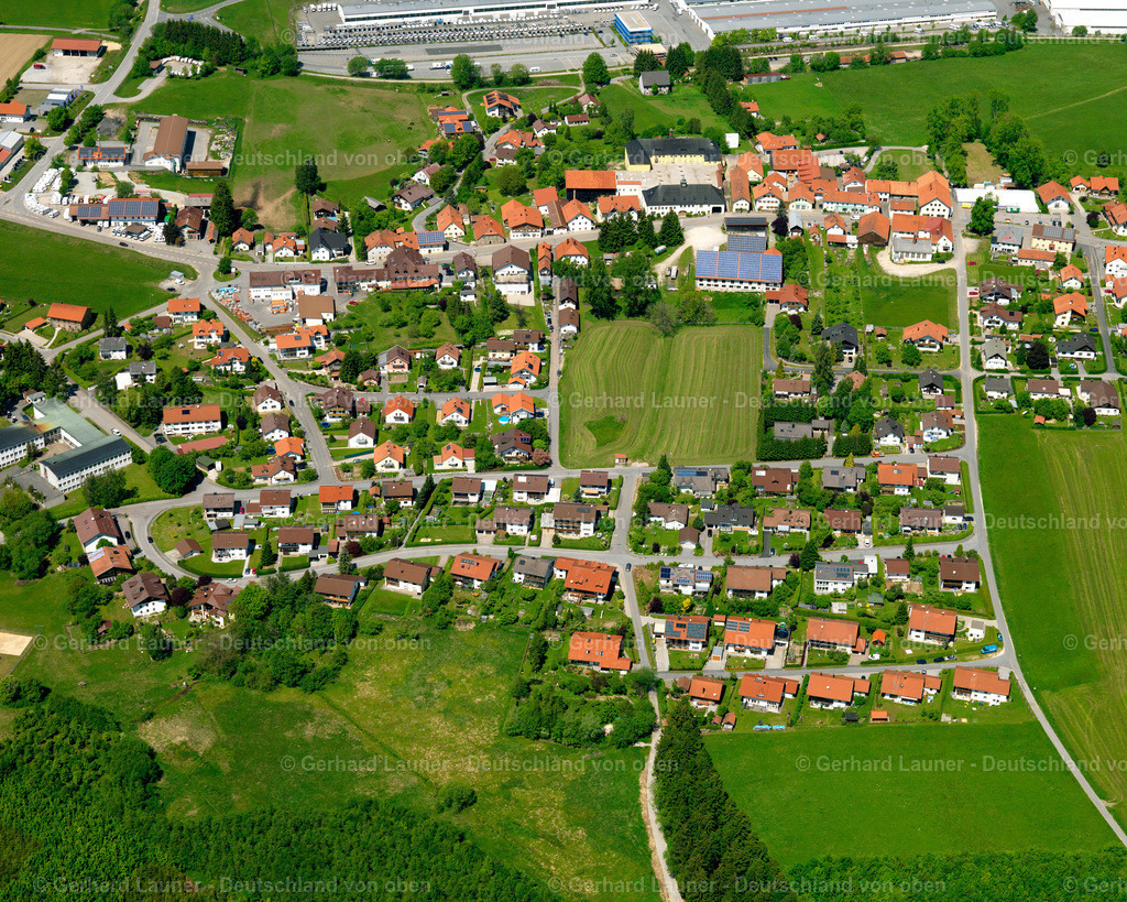 2724198 | JANDELSBRUNN 19.05.2007 Wohngebiet einer Einfamilienhaus- Siedlung  in Jandelsbrunn im Bundesland Bayern, Deutschland // Single-family residential area of settlement  in Jandelsbrunn in the state Bavaria, Germany Foto: Gerhard Launer