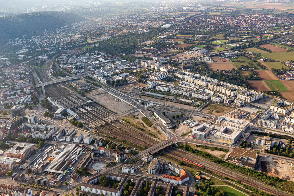 Luftbild: Bahnstadt Heidelbergs jüngster Stadtteil auf dem Gelände des ehemaligen Güterbahnhofs südlich des Hauptbahnhof im Ortsteil Bahnstadt in Heidelberg im Bundesland Baden-Württemberg in Deutschland.Foto: IMG_117059.jpg vom 25.08.2019 durch Werner Riehm/FLY-FOTO.deAuflösung des Originals: 5351 x 3567 px