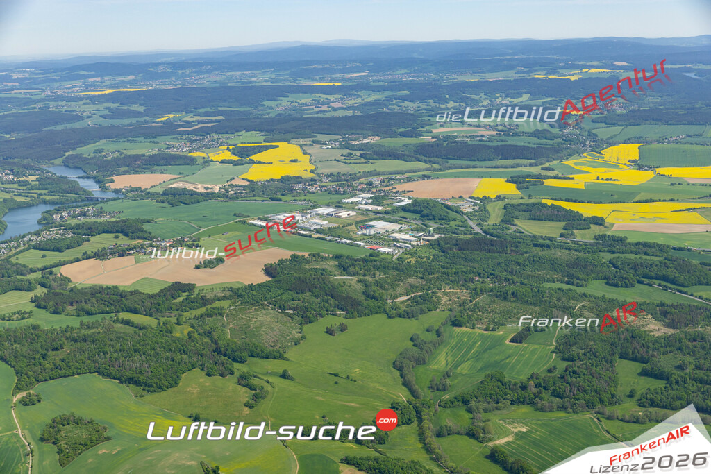 Die Luftaufnahme Kleinfriesen - Plauen wurde 2022 vom Flugzeug aus (keine Drohne) erstellt. Hohe Auflösung -für große Poster und Wandbilder geeignet - Garantiert!