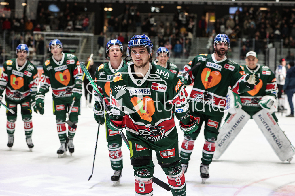 Augsburger Panther - Nuernberg ICE Tigers | Die Mannschaft der Panther bedankt sich bei den Fans / Justin VOLEK (AEV #9)