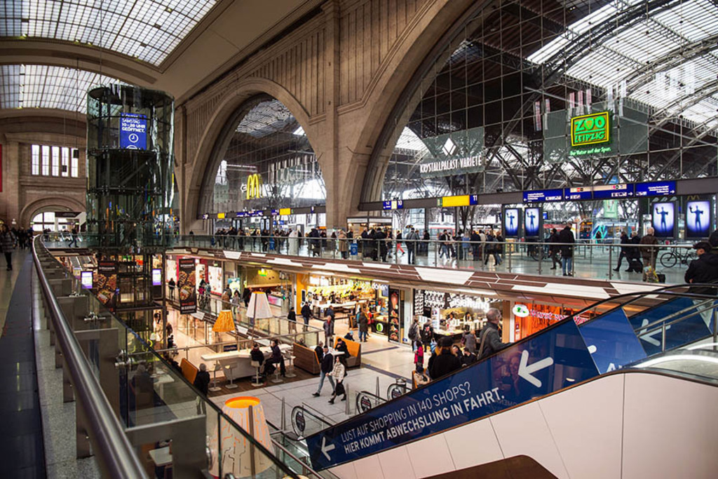 Hauptbahnhof - Promenaden Hauptbahnhof Leipzig | Entdecke über 20 Kategorien Leipzig-Motive: Foto-Downloads, hochwertige Poster, Leinwand- & Fine-Art-Prints. Jetzt Lieblingsfoto im Bildlexikon Leipzig Shop bestellen!