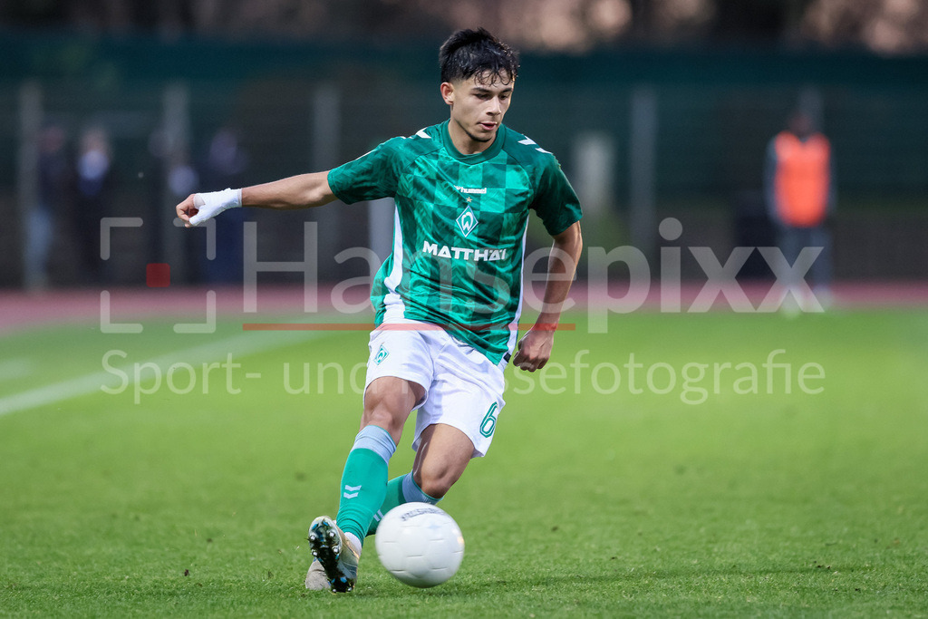 Fussball, Regionalliga Nord, SV Werder Bremen II - BSV Kickers Emden | v.li.: Ricardo-Felipe Schwarz (SV Werder Bremen II, 6) am Ball, Freisteller, Einzelbild, Ganzkörper, Aktion, Action, Spielszene