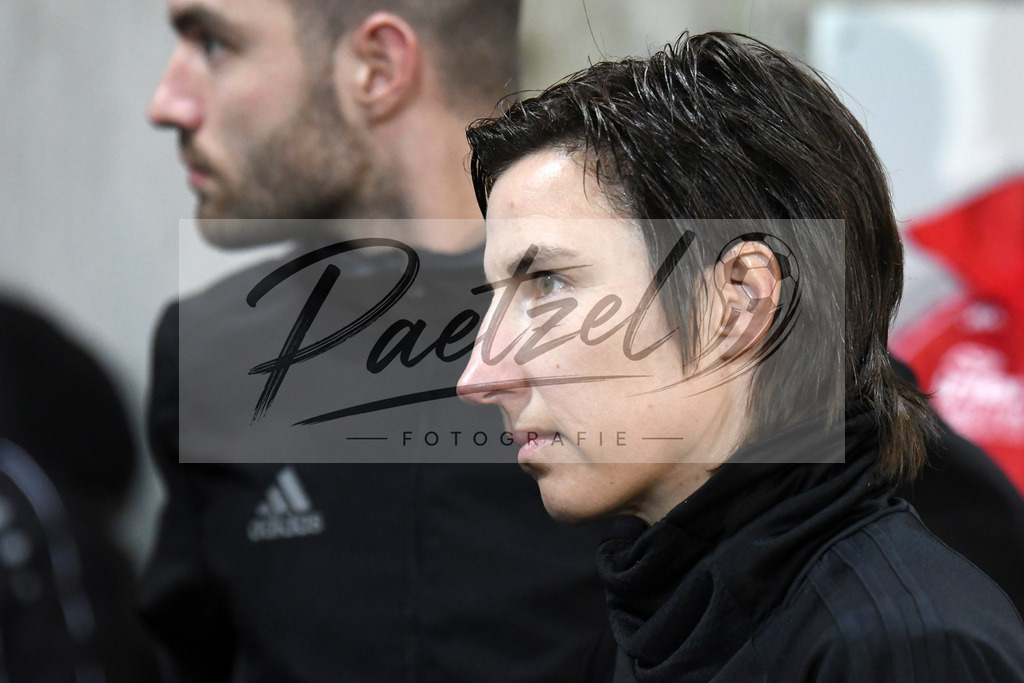 20200214_SCPFWK_0021 | Fussball, Herren: Schiedsrichterin Katrin Rafalski schaut waehrend des Spiels der 3. Liga zwischen SC Preussen Muenster und FC Wuerzburger Kickers im Preussenstadion am 14.02.2020 in Muenster, Deutschland.DFB / DFL REGULATIONS PROHIBIT ANY USE OF PHOTOGRAPHS AS IMAGE SEQUENCES AND/OR QUASI-VIDEO. - Realisiert mit Pictrs.com