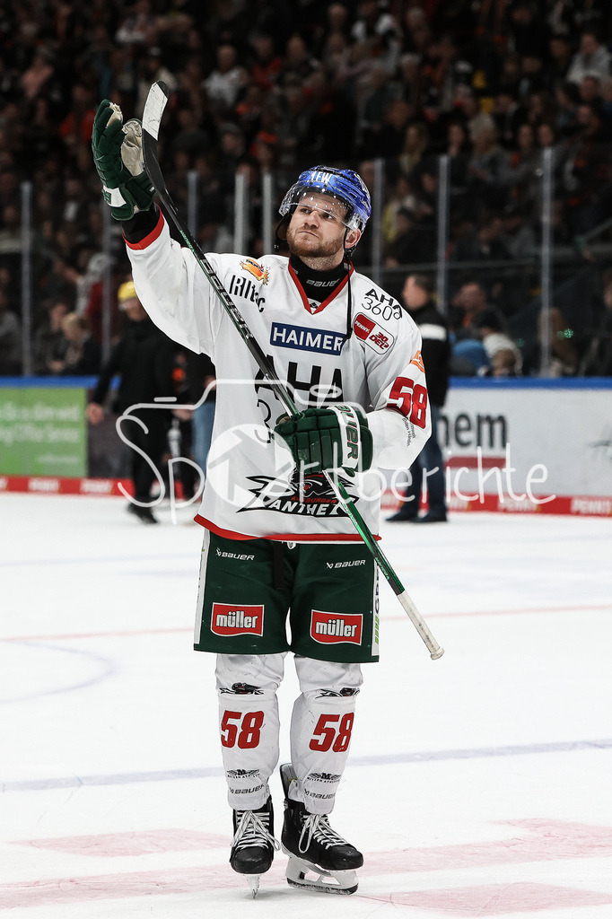 Löwen Frankfurt - Augsburger Panther | Maximilian RENNER (AEV #58) bedankt sich bei mitgereisten Fans nach der Niederlage in Frankfurt