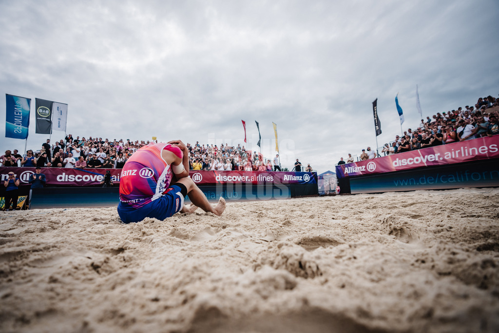 Beachvolleyball | Männer | Allianz German Beach Tour 2025 | Tourstop Bremen | 15.06.2025 | Bennet Poniewaz auf dem Boden nach dem letzten Spiel seiner Karriere