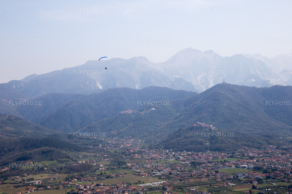 Luftbild: Ortsansicht in Carrara im Bundesland Massa-Carrara in Italien. Foto: IMG_087148.jpg vom 04.04.2016 durch Werner Riehm/FLY-FOTO.de