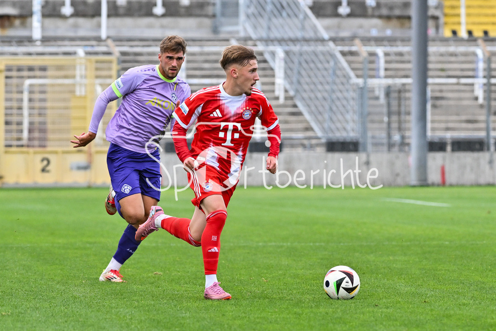 FC Bayern Amateure - FC Würzburger Kickers | im Dull Marius UHL (Würzburger Kickers 19) und Lennart KARL (FC Bayern München II #7) / Zweikampf / Regionalliga Bayern: FC Bayern Amateure - FC Würzburger Kickers; Grünwalder Stadion am 27.09.2025