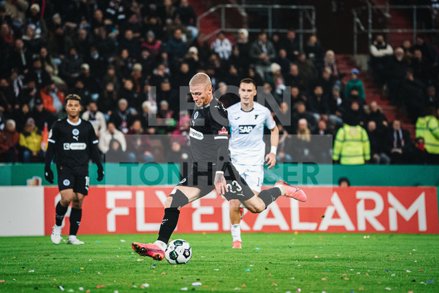 DFB-Pokal: St. Pauli vs. TSG Hoffenheim, 28.10.2025 | HAMBURG, GERMANY - OCTOBER 28: Louis Oppie (FC St. Pauli, 23) shoots the ball during the DFB-Pokal match between DFB-Pokal: St. Pauli vs. TSG Hoffenheim at Millerntor-Stadion on round 2 of the DFB-Pokal on October 28, 2025 in Hamburg, Germany. DFL REGULATIONS PROHIBIT ANY USE OF PHOTOGRAPHS AS IMAGE SEQUENCES AND/OR QUASI-VIDEO. - Realisiert mit Pictrs.com
