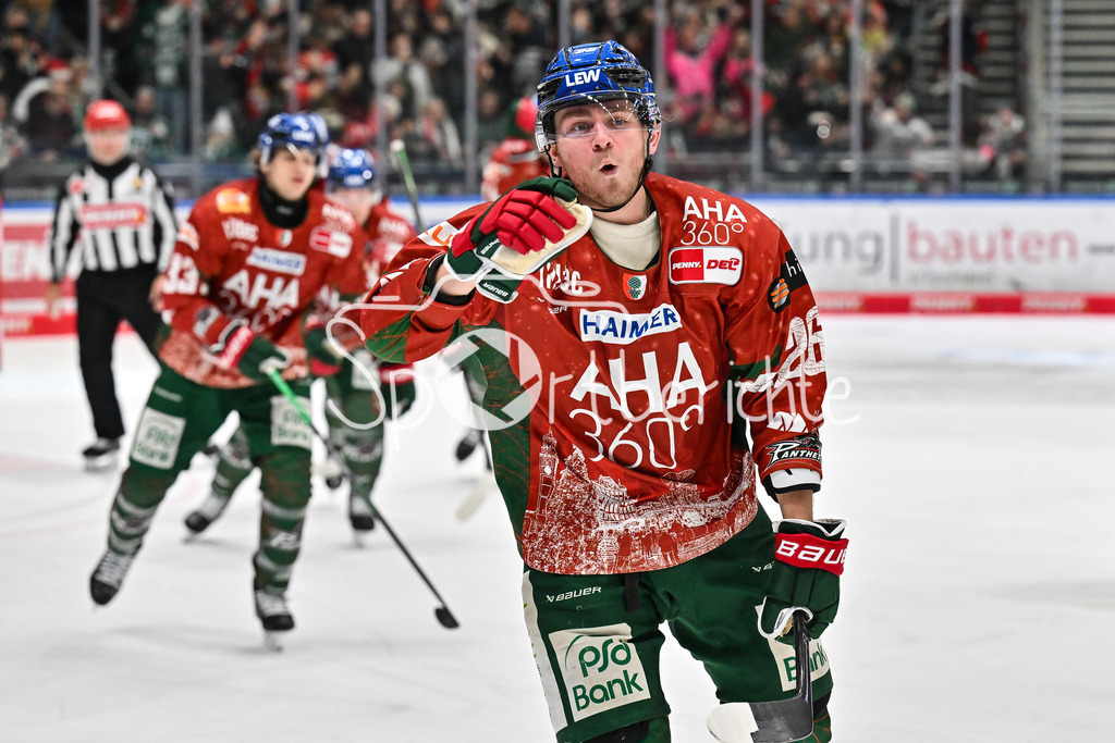 Augsburger Panther - Nürnberg Ice Tigers | AUGSBURG, GERMANY - 23. DECEMBER: Jubel der Panther nach dem Treffer zum 2-2 durch Alexander BLANK (Augsburger Panther 26) / Tor / Torschuetze / Freude / Happy während dem Match zwischen den Augsburger Panthern und den Nürnberg Ice Tigers am 31. Spieltag der Penny DEL im Curt Frenzel Stadion