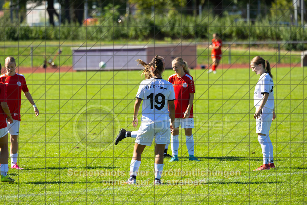 20260906_115816_0097_(c)_by_PhotoPeet | #,1.FC Donzdorf (weiß) vs. 1.FC Heidenheim 1846 (rot), Fußball, Frauen-Verbandspokal Gruppe 2, 2. Runde, Saison 2026/2027, Rasenplatz Lautertal Stadion, Süßener Straße 16, 73072 Donzdorf, 06.09.2026 - 11:00 Uhr,Foto: PhotoPeet / Sport- &amp; Eventfotografie / Peter Harich