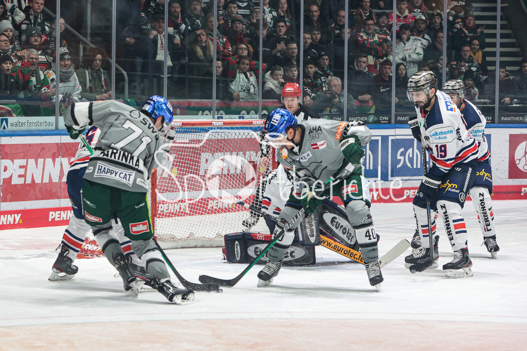 Augsburger Panther - Iserlohn Roosters | Mit vereinten Kraeften koennen die Roosters den Treffer zum 0-2 verhindern
