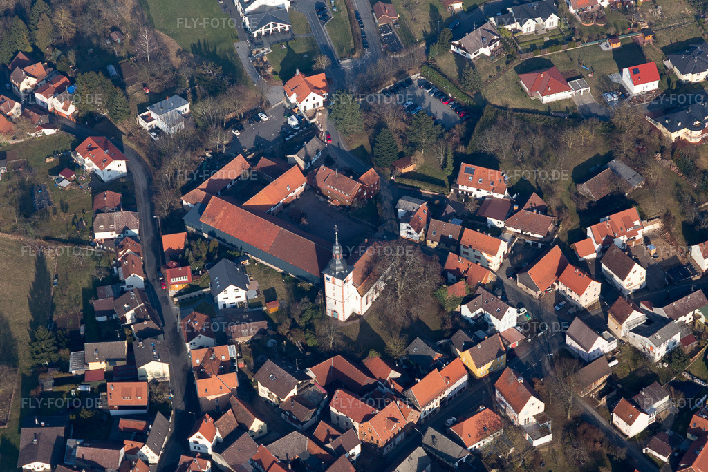 Luftbild: Burg und Kirche im Ortsteil Kirchbrombach in Brombachtal im Bundesland Hessen in Deutschland. Foto: IMG_096764.jpg vom 15.02.2017 durch Werner Riehm/FLY-FOTO.de