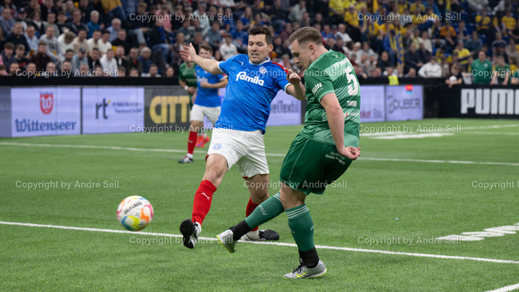 SHFV Lotto Masters 2024 | 20240113_7386, 13.01.2024, SHFV Lotto Masters 2024, Gruppe B, Holstein Kiel (blau) vs. PSV Neumünster (grün), Tim Siedschlag (Holstein #21) / Marc-Oliver Timm (PSV #5) - Realisiert mit Pictrs.com