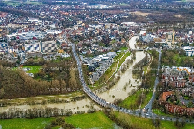 Luenen231204675Lippe | Luftbild vom Hochwasser der Lippe, Weihnachtshochwasser 2023, Fluss Lippe tritt nach starken Regenfällen über die Ufer, Überschwemmungsgebiet Lippeaue am Lippewohnpark, Lippebrücke Konrad-Adenauer-Straße und Blick auf Lünen City mit St. Marien Hospital, Bäume im Wasser, Lünen, Ruhrgebiet, Nordrhein-Westfalen, Deutschland