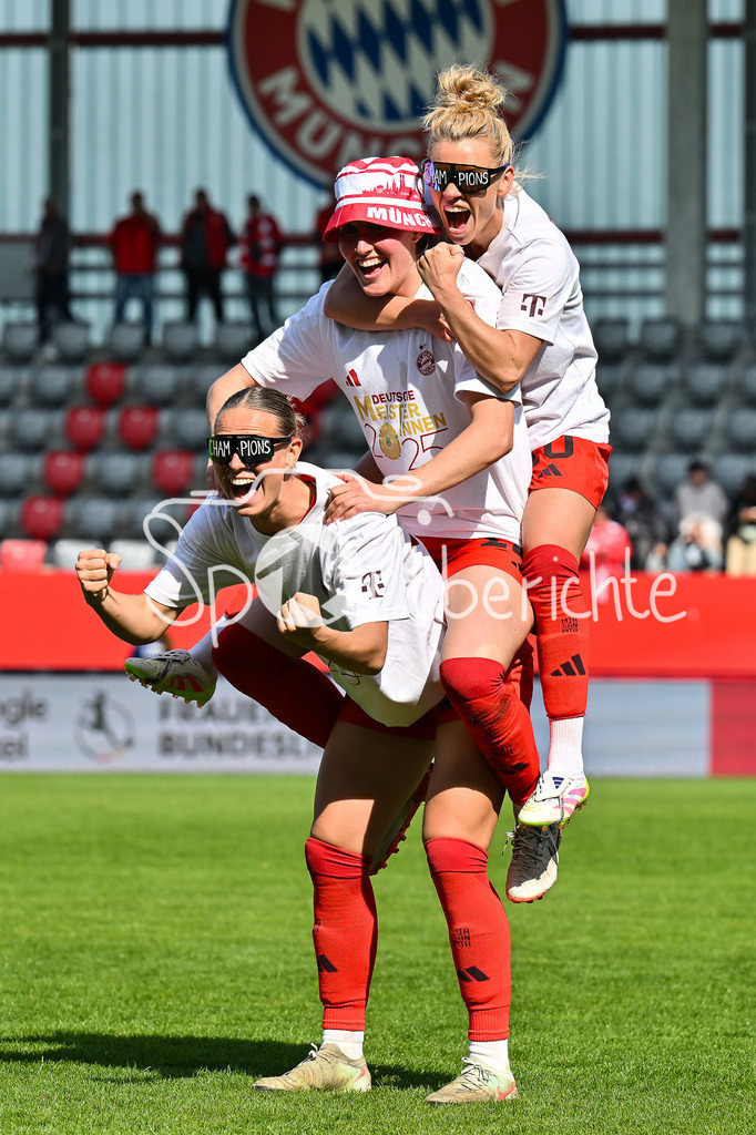 FC Bayern München - SC Freiburg | die Spielerinnen des FC Bayern feiern die Meisterschaft nach dem Heimsieg gegen den SC Freiburg / Frauen Bundesliga: FC Bayern Muenchen - SC Freiburg, FC Bayern Campus am 27.04.2025 / Klara BUEHL (FCB #17), Sydney LOHMANN (FCB #12) und Linda DALLMANN (FCB #10)