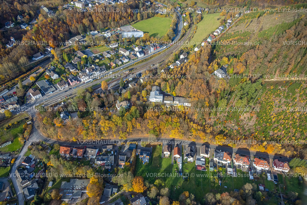 Hagen251102330 | Luftbild, Hügellandschaft mit herbstlichem Wald, Bundesstraße B54 und Bahnhof Rummenohl, im Wald die Jugendbildungsstätte Don Bosco,  Schulungszentrum und Schule, Kirche Am Haus, Fernsicht, Dahl, Hagen, Ruhrgebiet, Nordrhein-Westfalen, Deutschland