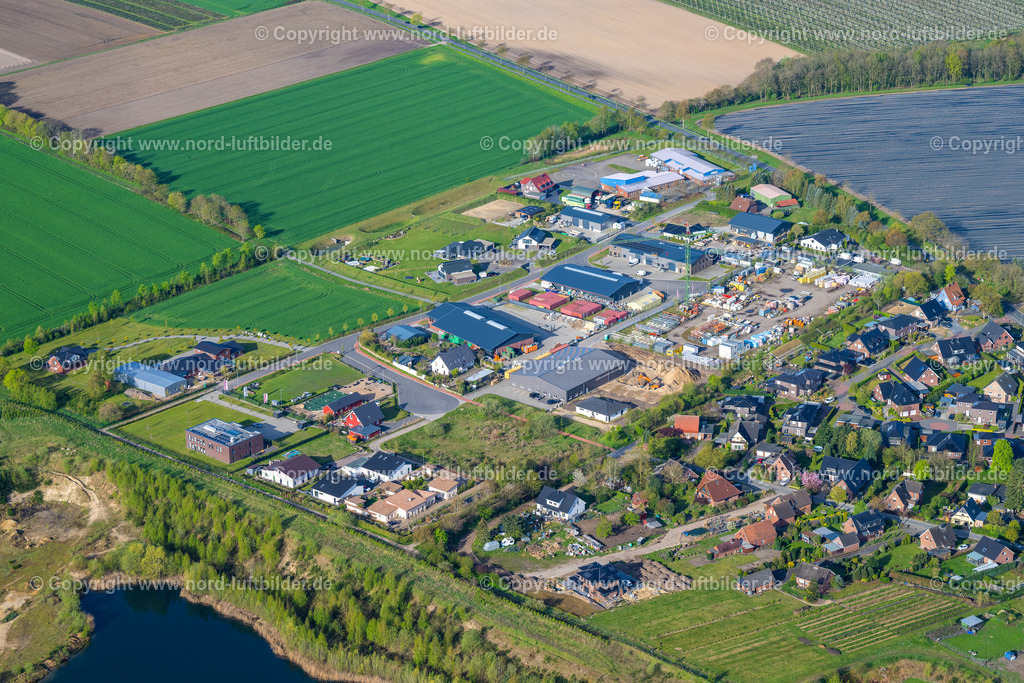 Horneburg_Postmoor_Gewerbegebiet_ELS_0302010523 | BLIEDERSDORF 01.05.2023 Mischbebauung von Gewerbeeinheiten und Firmen- Niederlassungen im Wohngebiet einer Einfamilienhaus- Siedlung " Postmoor " in Bliedersdorf im Bundesland Niedersachsen, Deutschland. // Mixed development of commercial units and company branches in the residential area of a single-family housing estate " Postmoor " in Bliedersdorf in the state Lower Saxony, Germany. Foto: Martin Elsen